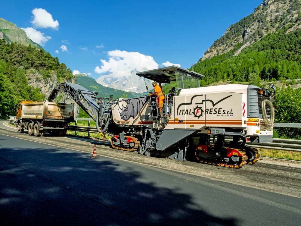 Thanks to the 2.20-m milling width, Wirtgen's W 220 was able to mill off the surface course across the full width of the roadway in just two tracks on most sections of the highway. The result: a 50% time saving.