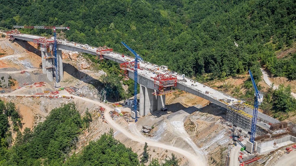 On the first section through the mountainous region of western Northern Macedonia, the new motorway crosses a total of 14 viaducts. On a length of approx. 10 km, around 4,000,000 m³ of earth had to be excavated and a total of 150,000 t of concrete and 15,000 t of reinforcement were subsequently processed.