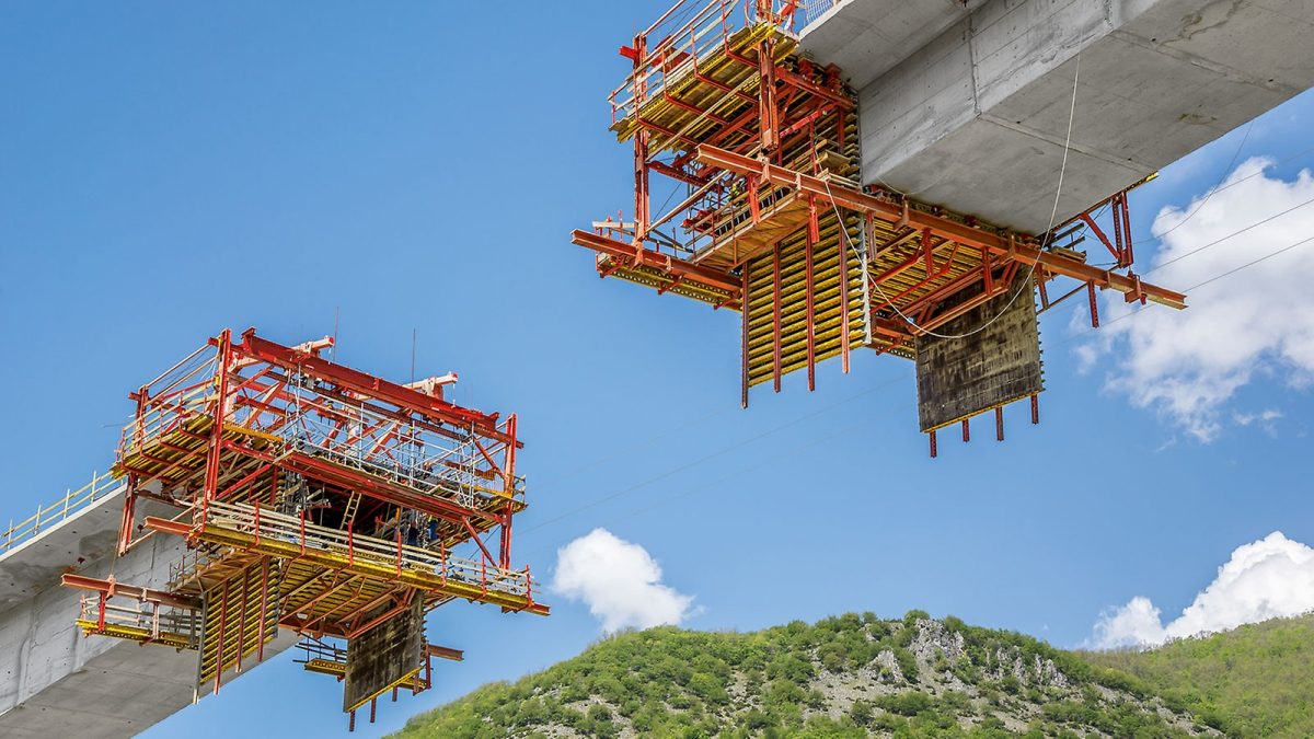 The left, right and centre sections of the bridge superstructure were sub-divided into 64 concreting sections and simultaneously realised using a total of four VBC Balanced Cantilever Carriages.